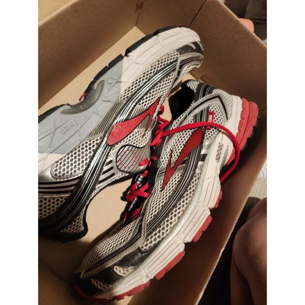 Brooks ravenna red and grey size 12 great condition
